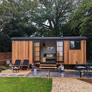 luxury-shepherds-hut-in-private-orchard-w-hot-tub.cardiffhotelswales.com/