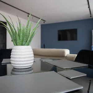 Gynn - One Apartment