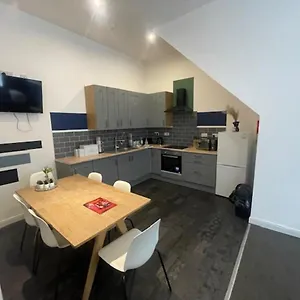 Bond Street Apartment, Sleeps 7 Apartment